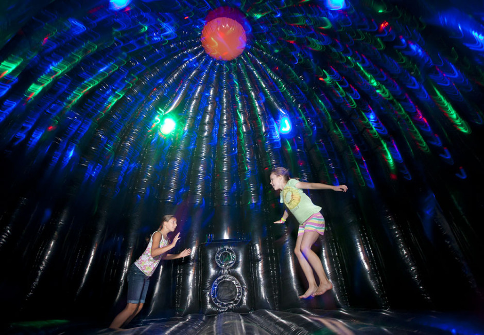 Delaunay Productions - Équipements - Château gonflable disco fun 5m - image_1