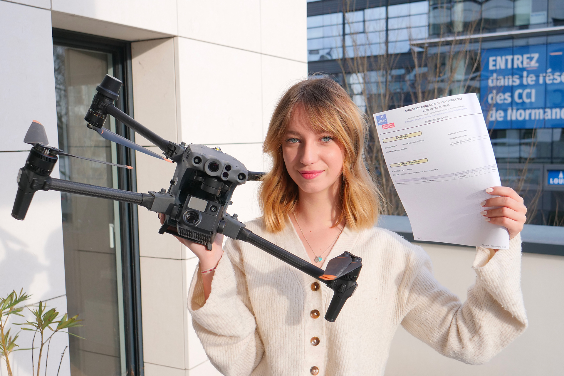 Delaunay Productions - Actualités - Mathilde obtient son brevet de télépilote professionnel agréé par la DGAC